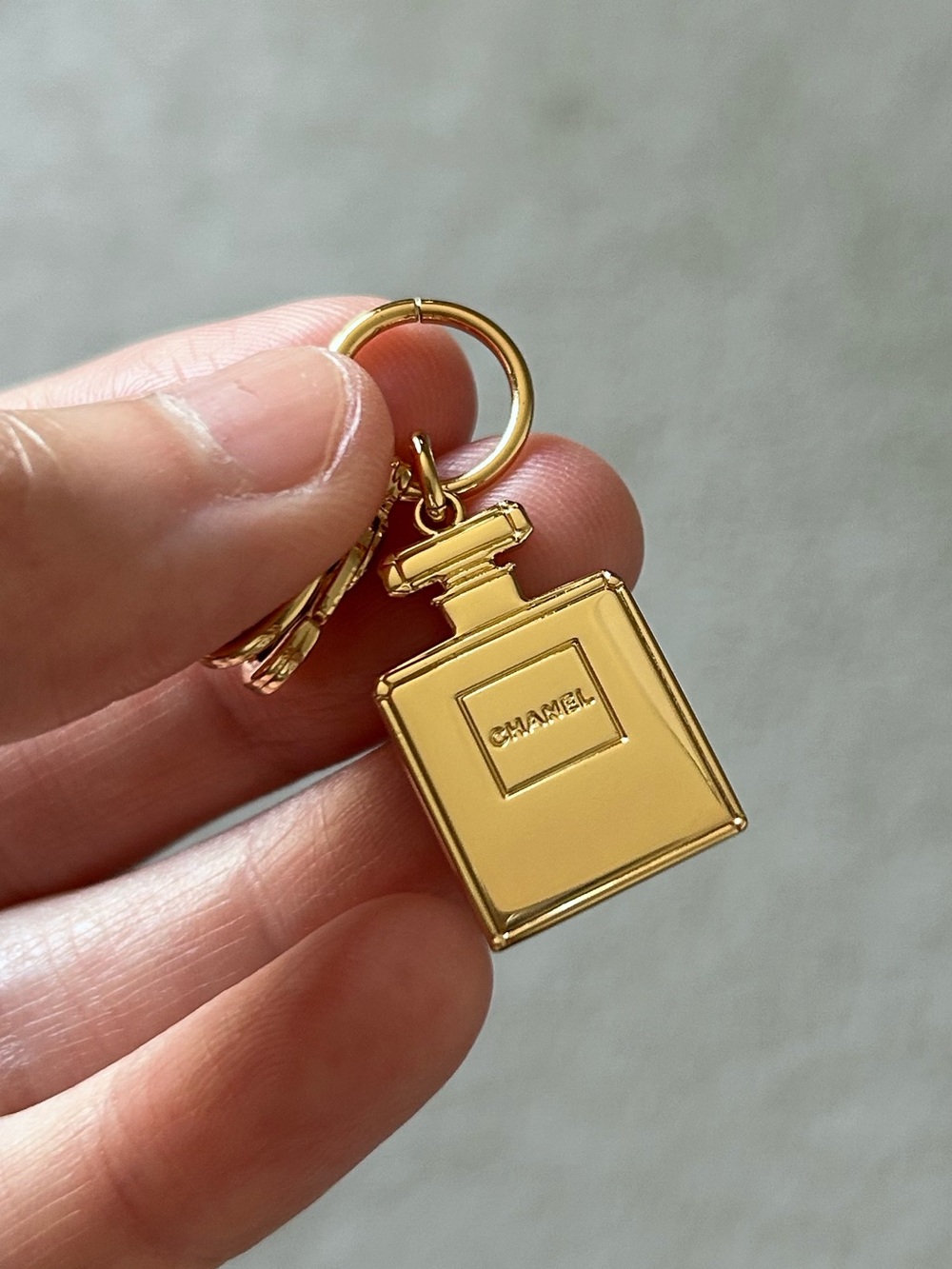Chanel Beauty 2022 Holiday Novelty Gift Gold-Tone Pendant Charm Set 2 Pcs OS New - Picture 9 of 13